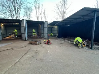 Deltakere sliper og klargjør skinner i hver sin treningsbås