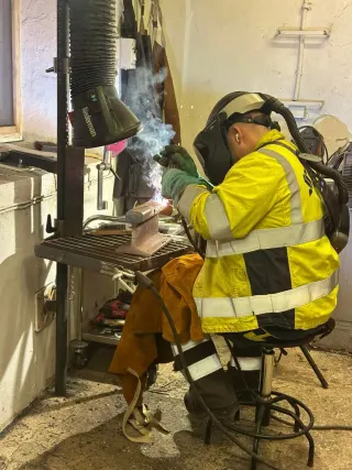 Sveising ved arbeidsbenken under punktavsug