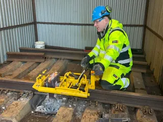 Kursdeltaker forbereder en sveiseklipper på skinnen