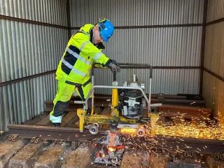 Profilsliping av skinnen med gnister mot gulvet