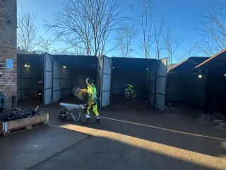 Åpne sveisebåser på uteområdet i solskinn