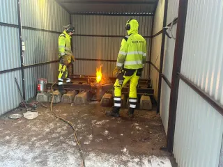 To deltakere følger en thermitsveis med synlig flamme