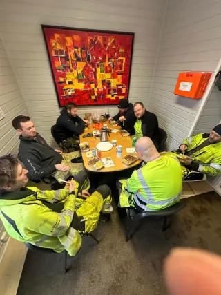 Kursdeltakere samlet rundt bordet i pauserommet