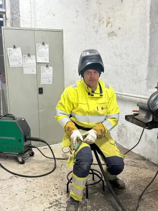 Kursdeltaker i sveisesenteret med vernehansker og vernebriller