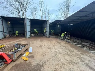 Åpne treningsbåser og utstyr på plassen utenfor sveisesenteret