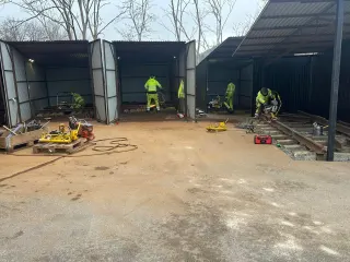 Treningsbåser med skinner og utstyr klare til praktiske øvelser