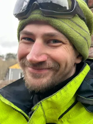 Kursdeltaker med hørselvern og vernebriller på uteområdet