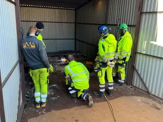 Kursgruppe undersøker utstyr ved skinneskjøten