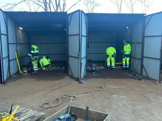 Deltakere øver i to sveisebåser ved siden av hverandre