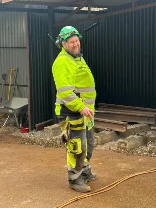 Deltaker med vernehjelm og hansker i treningsbåsen