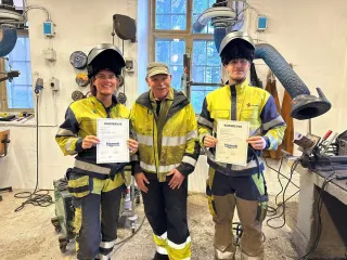 Tre kursdeltakere med kursbevis på sveisesenteret