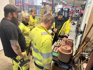 Kursgruppe får gjennomgang av former og utstyr til thermitsveising