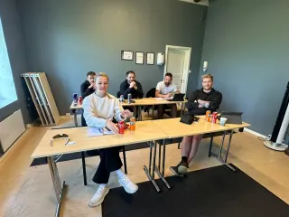 Teoriundervisning med kursdeltakere rundt bordene