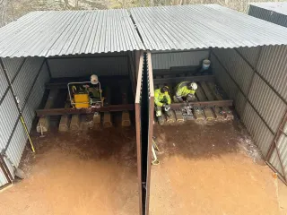 Oversikt ovenfra over praktisk trening i to sveisebåser