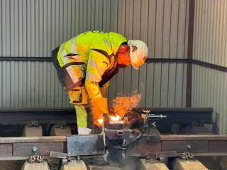 Gassskjæring av en skinne med tydelig gnistregn